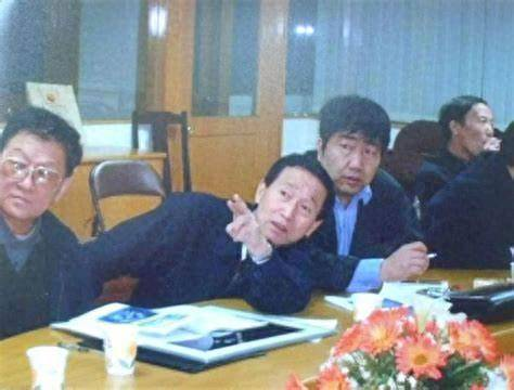 2003年乌国庆（左一）和崔道植（左二）在研究疑难案件 图源：人民公安报