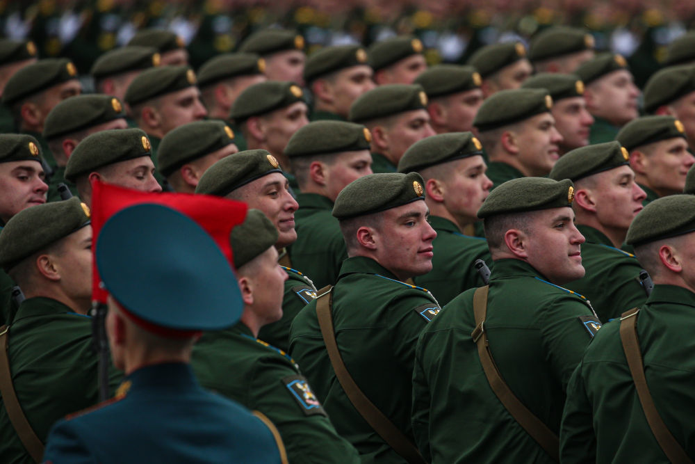 2021年5月9日,在俄罗斯莫斯科举行的纪念卫国战争胜利76周年阅兵式上,士兵走过红场。新华社发(叶甫盖尼·西尼岑摄)