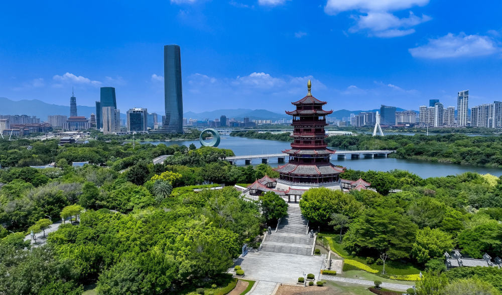 这是2024年9月4日拍摄的厦门园博园内杏林阁及集美新城景色（无人机照片）。新华社记者 魏培全 摄