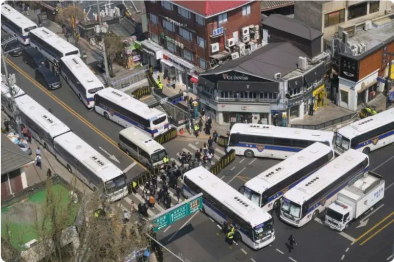 ◆4月3日,为预防任何可能发生的意外,警车在宪法法院附近的道路上筑起围墙。