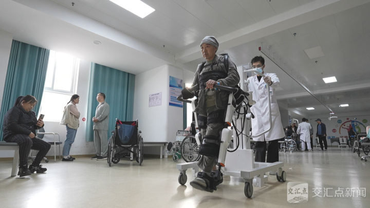 患者在机器人的帮助下,正在做康复训练