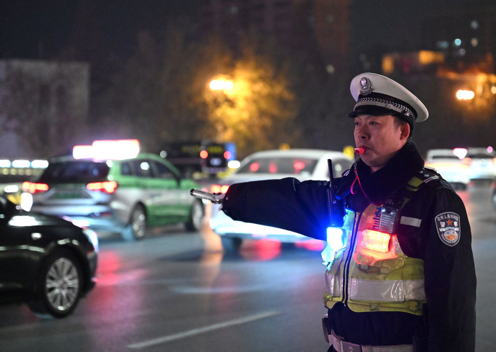 2025年1月1日，郑州交警一支队铁骑大队民警在郑州市紫荆山立交桥上执勤。新华社记者 李嘉南 摄