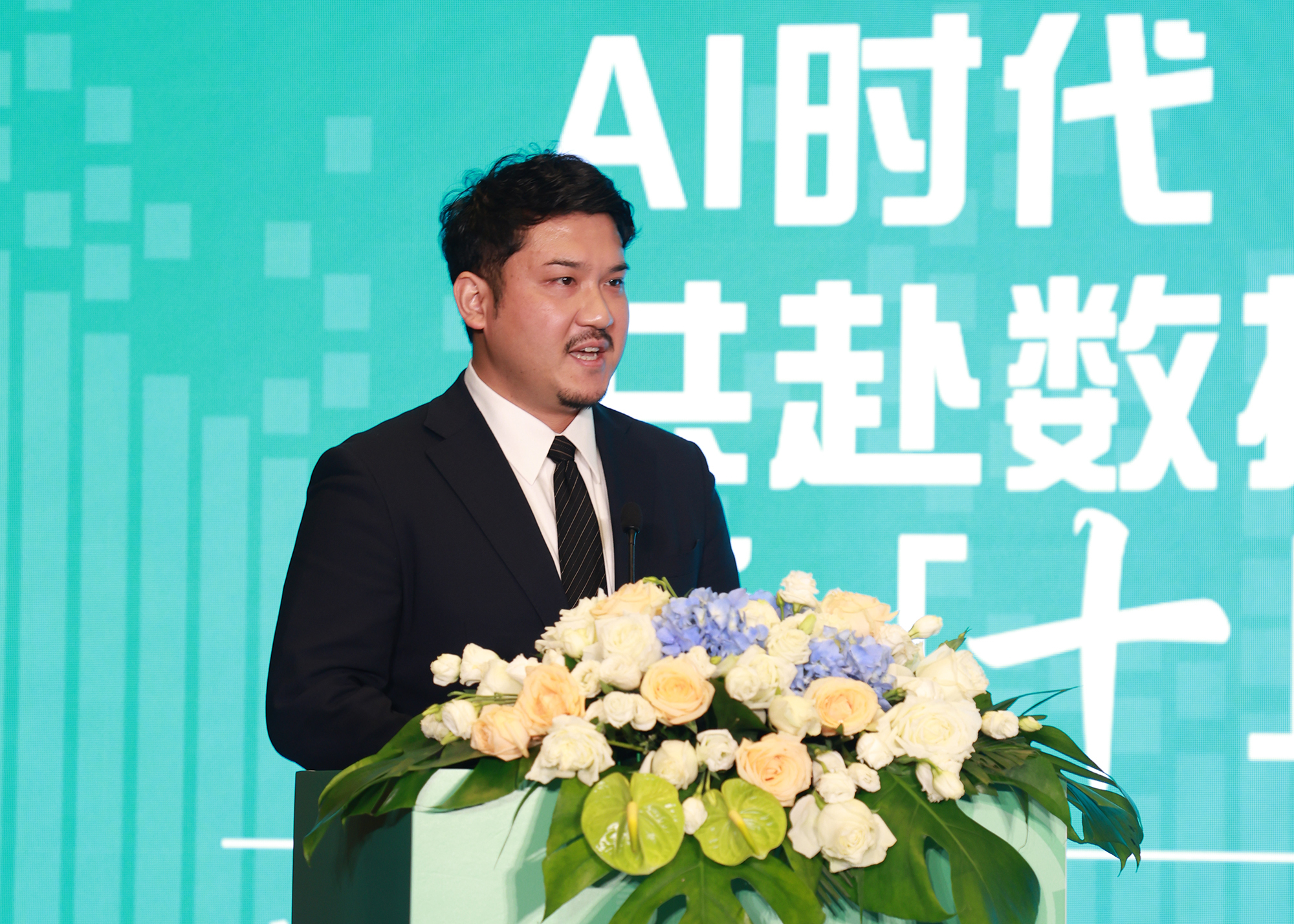 苹果Siri王炸新功能曝出,AI操控一切App,又一华人AI研发跳槽Meta