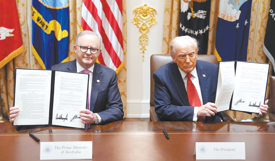 当地时间20日,澳大利亚总理阿尔巴尼斯(左)与美国总统特朗普在白宫展示签署后的关键矿产框架协议文本。(视觉中国)