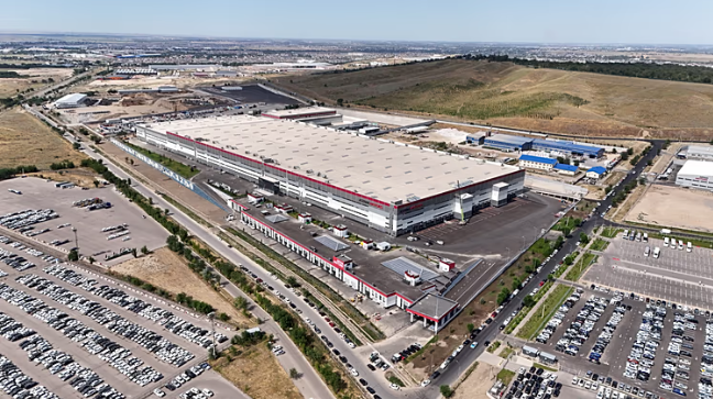 阿斯塔纳汽车公司开设的CKD工厂于今年9月正式投产。（欧洲新闻台报道截图）