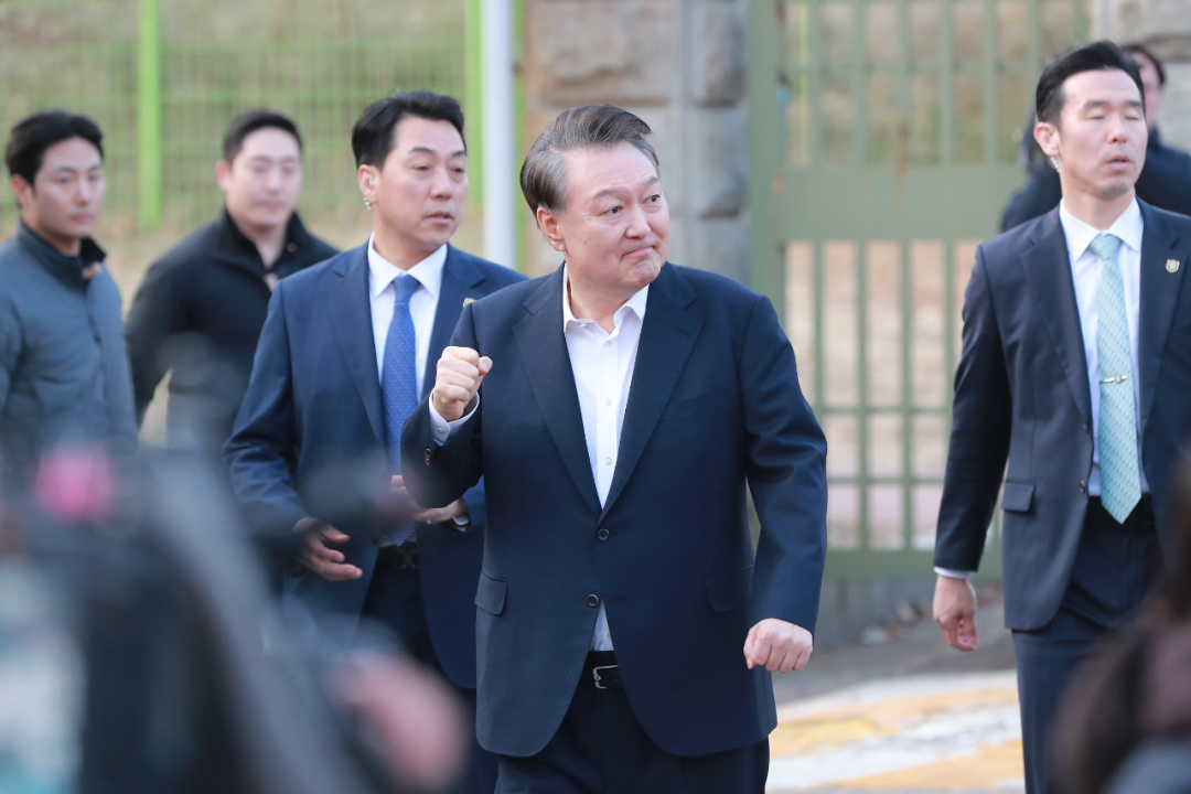 ◆2025年3月8日,尹锡悦被释放后离开首尔拘留所。