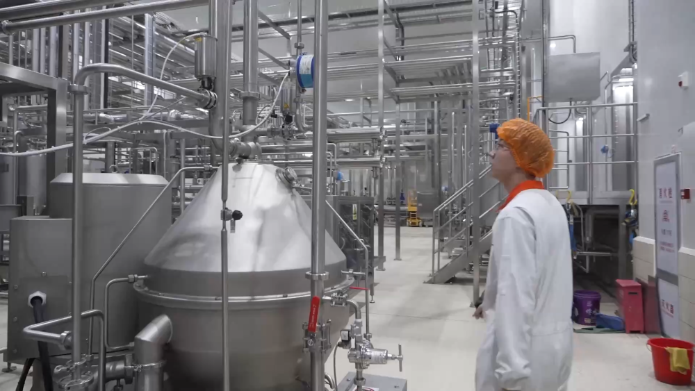 在位于内蒙古的伊利智慧健康谷奶粉全球智造标杆基地,乳清脱盐生产线设备全面升级。新华社记者 达日罕 摄