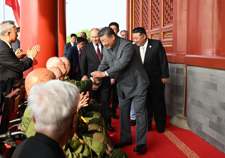 9月3日,纪念中国人民抗日战争暨世界反法西斯战争胜利80周年大会在北京天安门广场隆重举行。这是大会开始前,中共中央总书记、国家主席、中央军委主席习近平同抗战老战士老同志代表亲切握手,向他们表示崇高敬意。新华社记者 谢环驰 摄