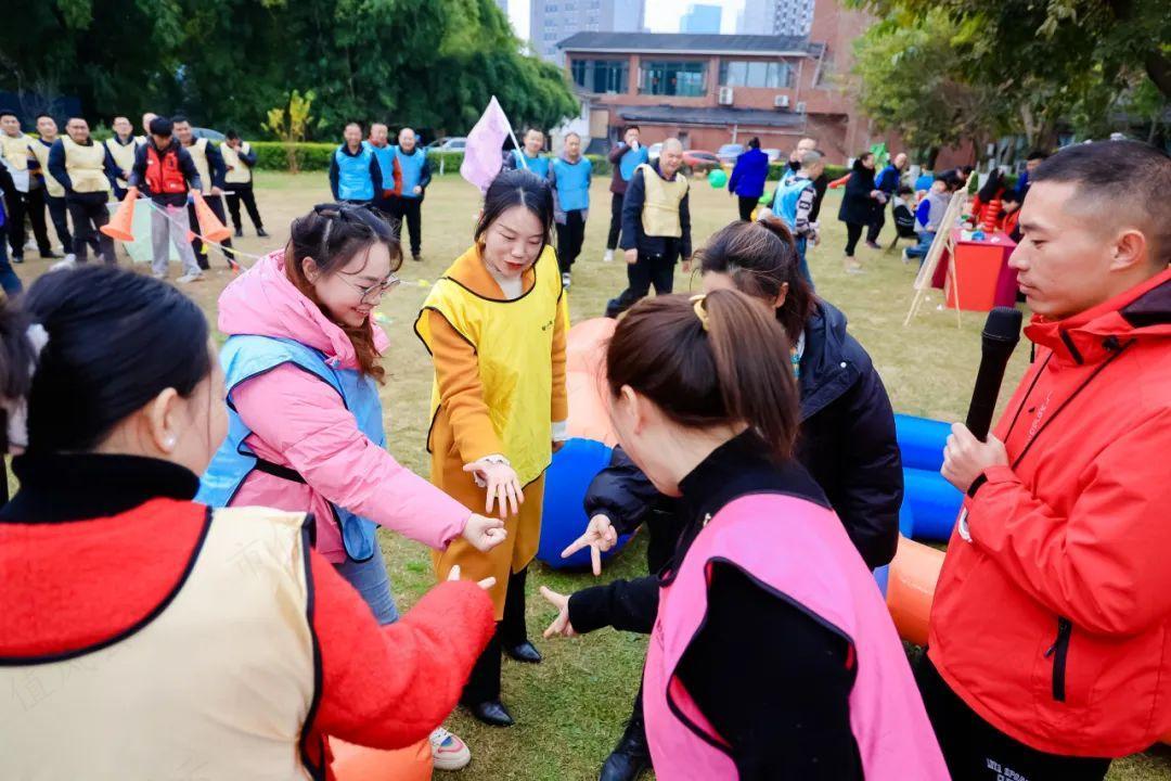 图为:滴滴司机参加平台组织的团建活动