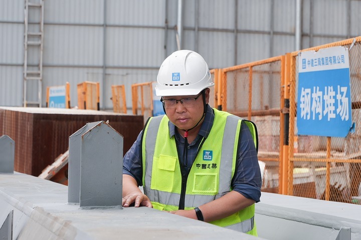 李友元在施工项目现场检查钢结构部件。新华社记者 方亚东 摄