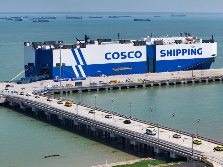 2025年9月16日，在江苏太仓港，装载3600余辆商品车的“玉衡先锋”号即将启程前往东南亚（无人机照片）。新华社记者 李博 摄