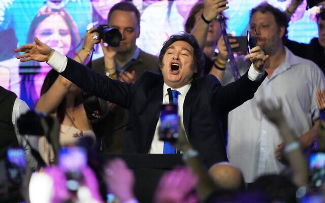 当地时间10月26日,阿根廷首都布宜诺斯艾利斯,米莱在其所在政党赢得该国中期选举后庆祝胜利。图源:美媒