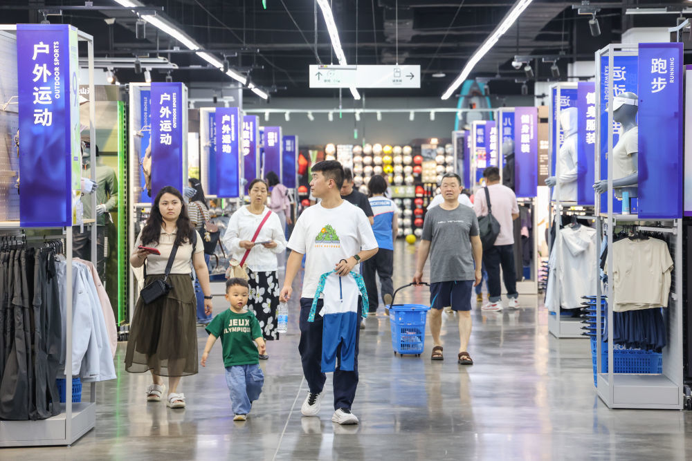 消费者在位于重庆市南岸区南滨路的一家迪卡侬店选购商品。新华社记者黄伟 摄