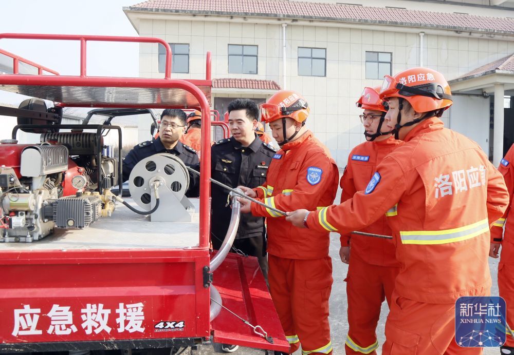 ↑ 12月11日,河南省洛阳市汝阳县应急管理局积极储备应急救灾物资,应对极端天气。新华社发(康红军摄)
