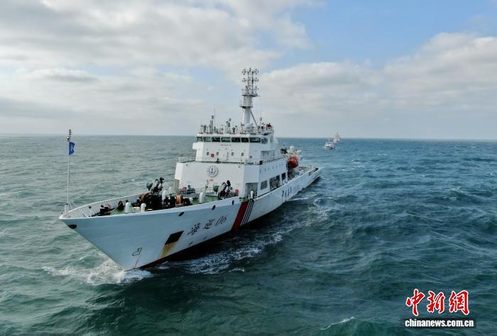 图为台湾海峡首艘大型巡航救助船“海巡06”轮参与行动。(无人机照片)中新社记者 王东明 摄