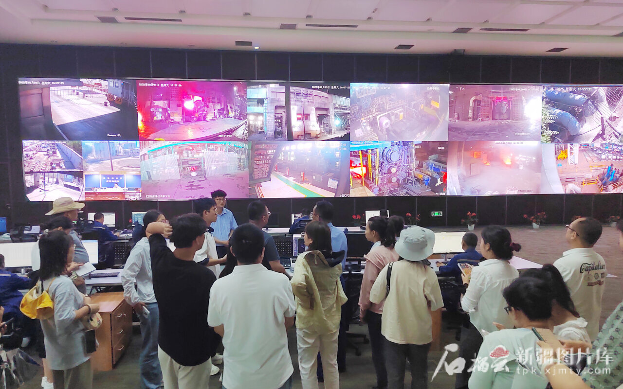 8月9日,采访团一行参观管控中心。