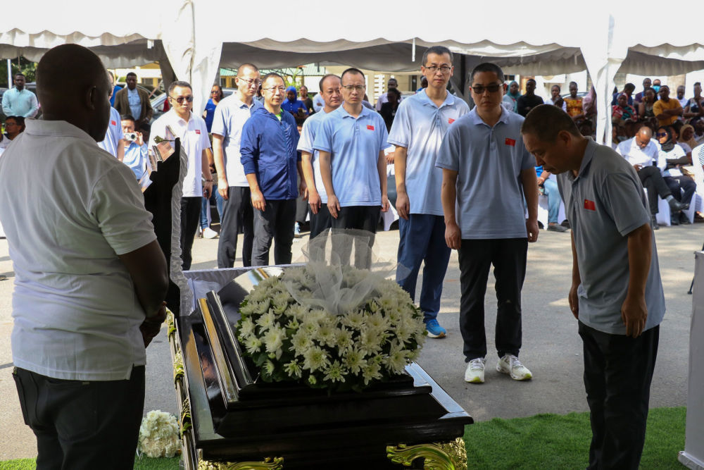 2025年6月20日，在坦桑尼亚达累斯萨拉姆穆欣比利国立医院，人们在追悼会上向张军桥医生遗体告别。新华社发
