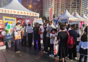 图:中国人寿寿险北京市分公司金融市集活动现场