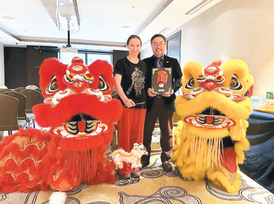 2025年中国农历新年期间，在俄罗斯莫斯科“欢乐春节”活动框架下的万里茶道厅，乔翔鹏（右）和齐缘展示中国传统文化装饰物。本文配图均由受访者提供