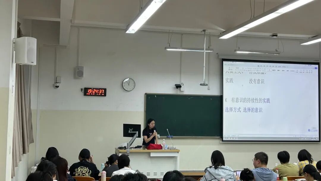 张秋子在课堂上/赵淑荷 摄