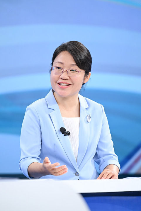 财政部关税司副司长吴京芳在第二十一期“中国经济圆桌会”大型全媒体访谈节目录制现场发言。新华社记者 陈晔华 摄