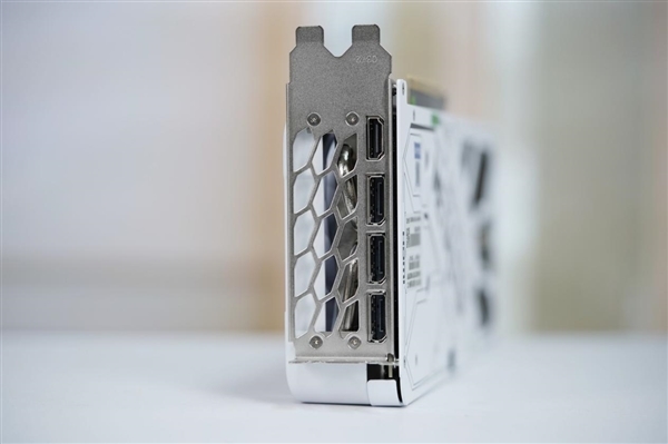影驰RTX 5060 Ti金属大师白金版16GB MAX OC图赏