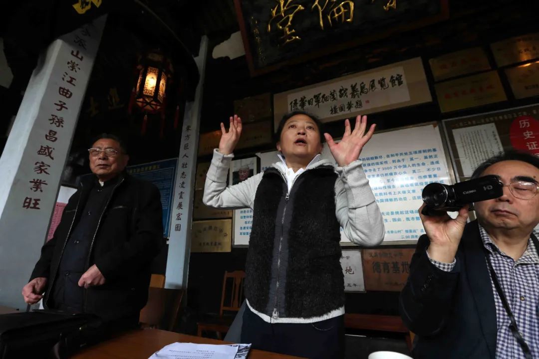 王选在自己的家乡义乌崇山村做细菌战调查动员
