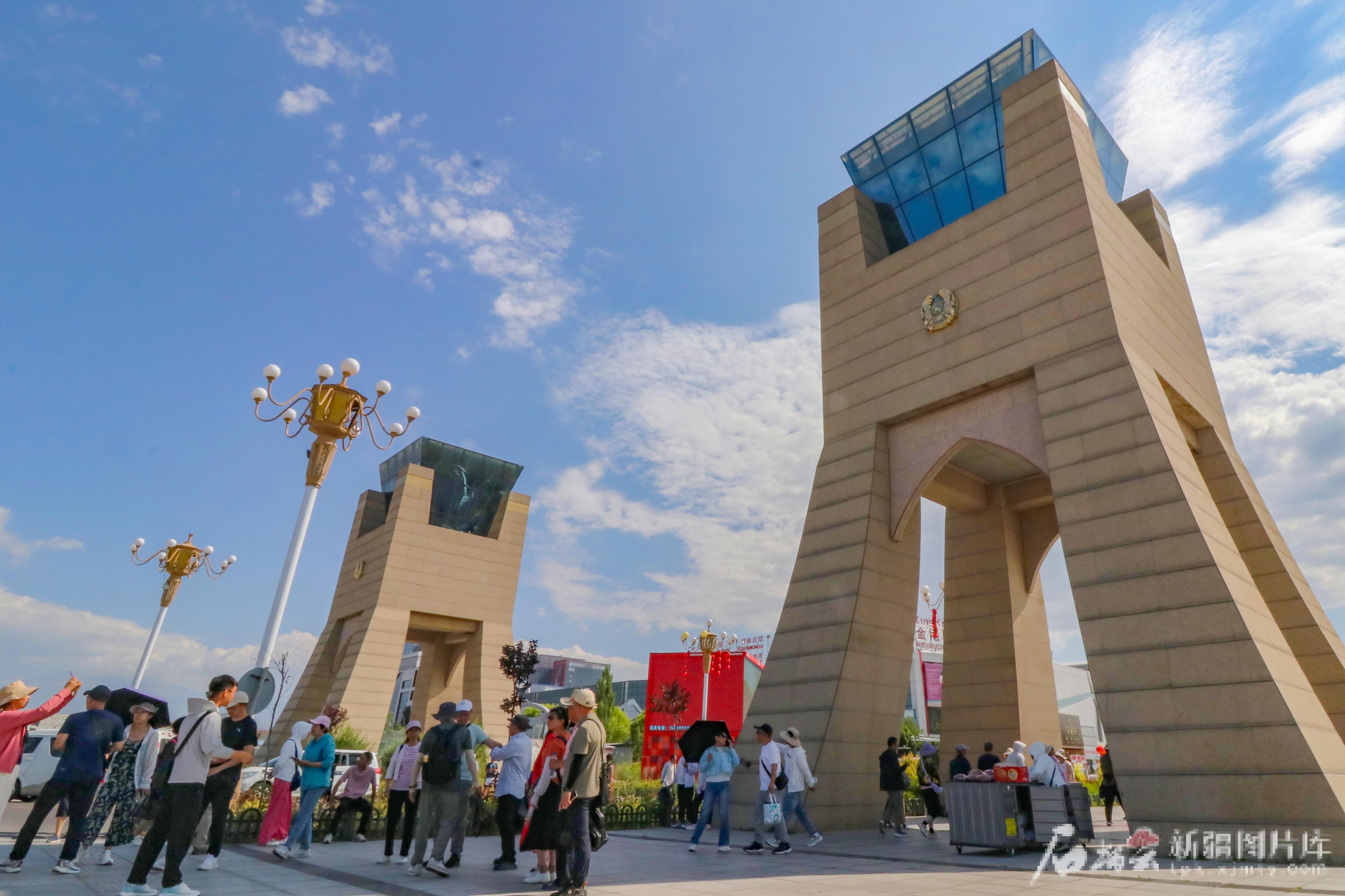 7月3日，游客在中哈霍尔果斯国际边境合作中心参观游览。冯海森摄