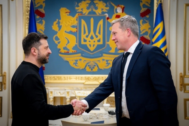 资料图:当地时间11月20日,泽连斯基在乌克兰首都基辅会见德里斯科尔(右)。图源:美媒