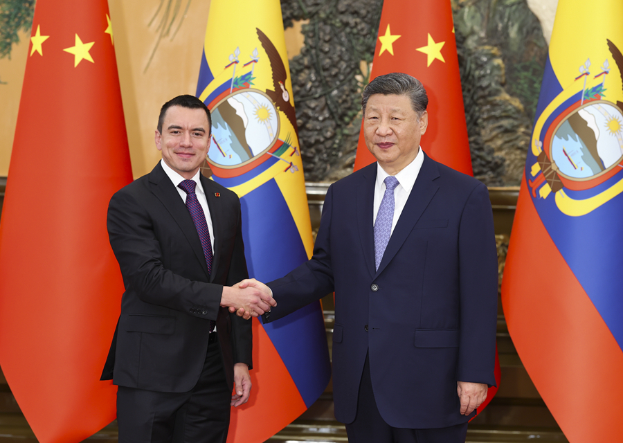 6月27日上午，国家主席习近平在北京人民大会堂会见来华出席夏季达沃斯论坛的厄瓜多尔总统诺沃亚。