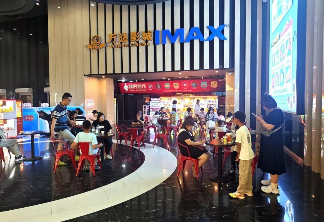 辽宁沈阳:市民看电影过“六一”和“端午”节假期。(图/视觉中国)
