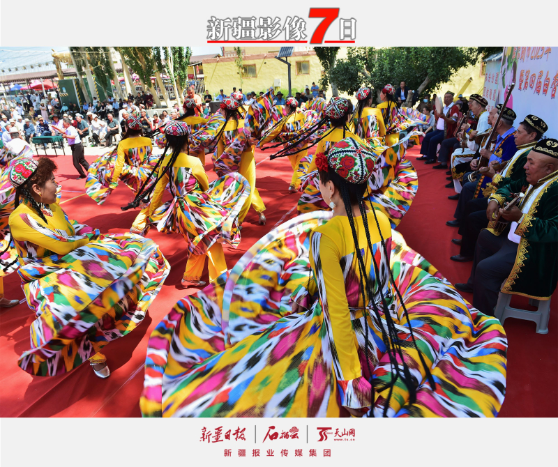 6月14日，库尔勒市哈拉玉宫镇吉格代巴扎迎来了一场文化与美食的盛会。库尔勒市2025年“文化和自然遗产日”暨第四届白杏品鉴系列活动在此火热开展，吸引了众多市民和游客前来参与，现场人流如潮，热闹非凡。图为演员在表演《赛乃姆》。石榴云/新疆日报记者 王立华摄