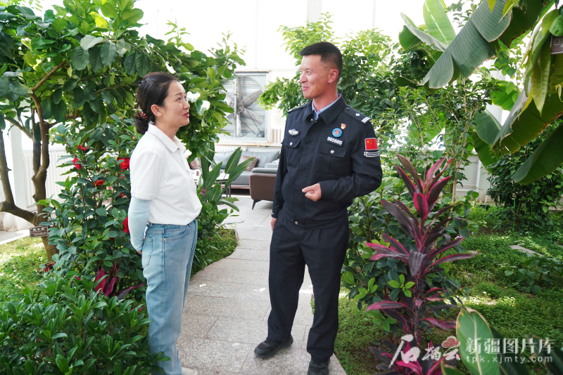 7月1日，在新疆出入境边防检查总站喀什边境管理支队排依克边境派出所，记者张蓓了解守护瓦罕走廊的民警们怎样在高原上养好从各自家乡带来的特色植物。