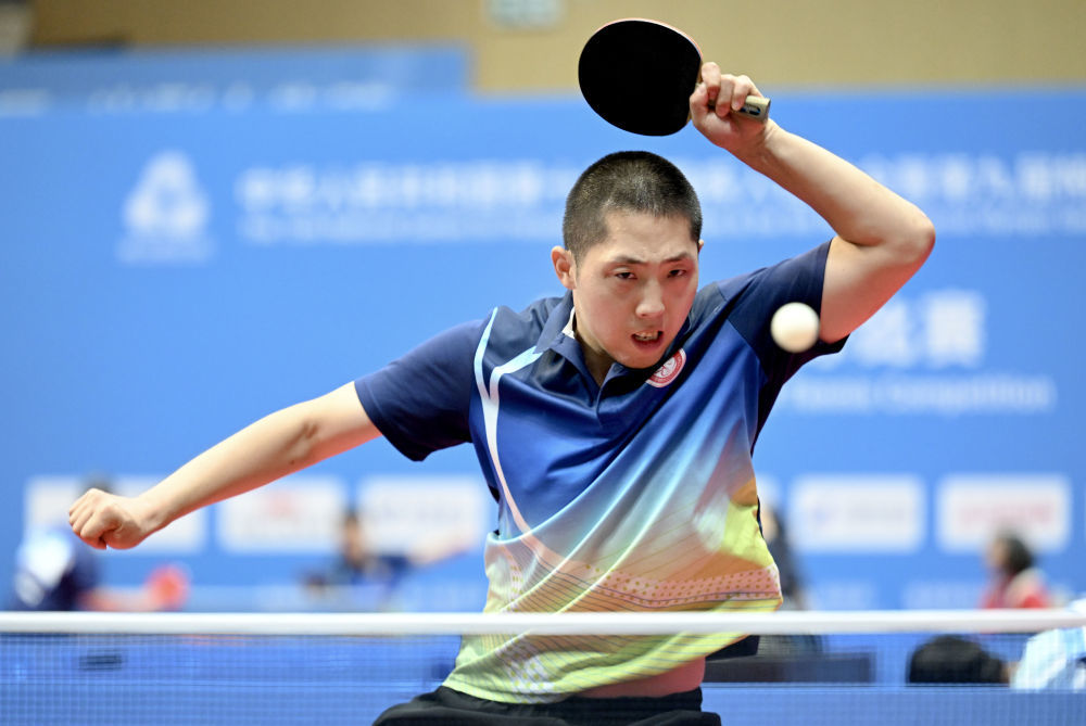 12月6日，陕西队选手王瑜在男子单打30岁及以上组比赛中。当日，全国第十二届残疾人运动会暨第九届特殊奥林匹克运动会特奥乒乓球项目首日比赛在香港举行。新华社发（胡潇 摄）