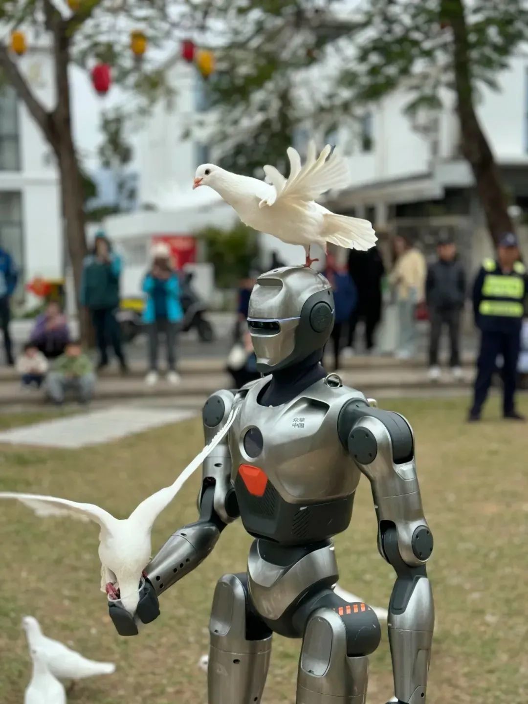 中东土豪,抢购深圳众擎机器人