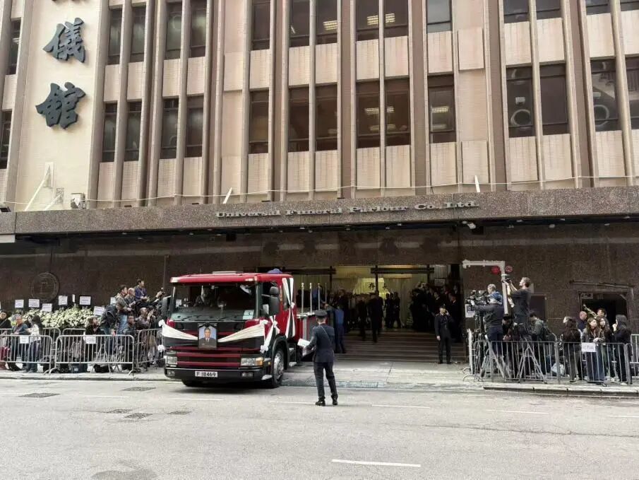 ◎ 官方仪式在世界殡仪馆内举行,政府官员及消防人员出席