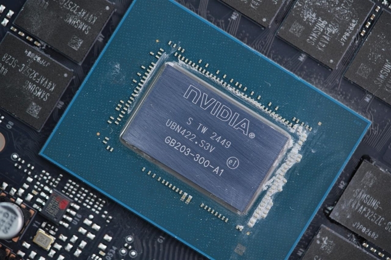 影驰RTX 5070 Ti金属大师白金版OC评测:全新设计 颜值也追上性能和做工