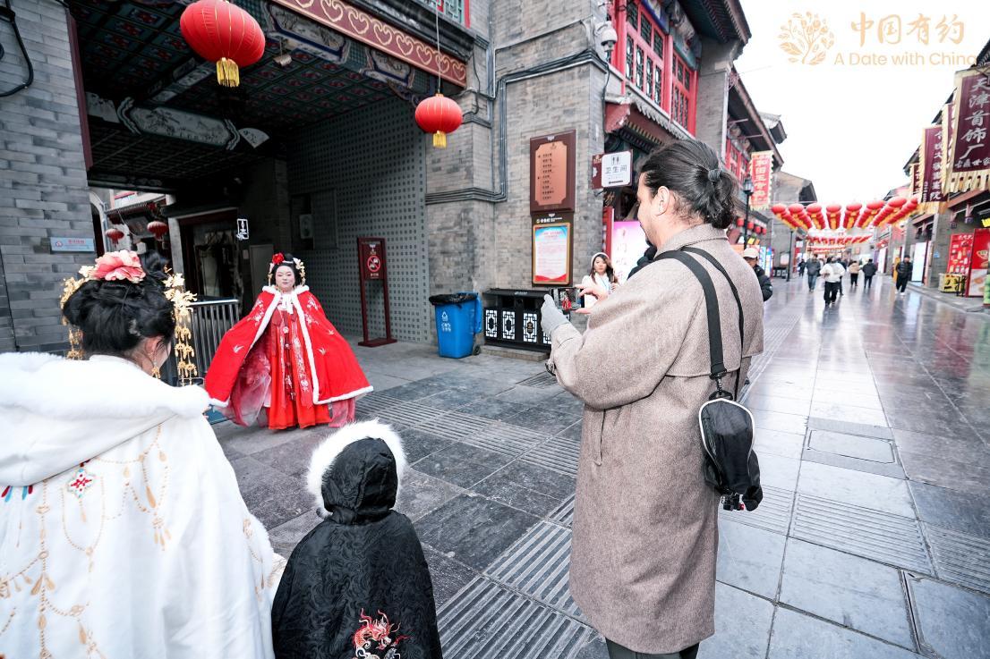 外国朋友被古文化街上身穿中国传统服装的游客吸引。