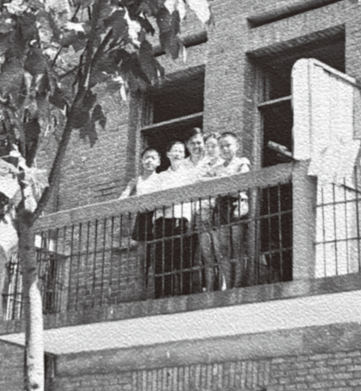 ·1971年,杨振宁(中)首次回到阔别多年的故乡合肥探亲。(杨振和供图)