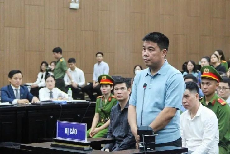 ◆福山集团案开庭现场，福山集团董事会主席阮文厚在法庭上受审。