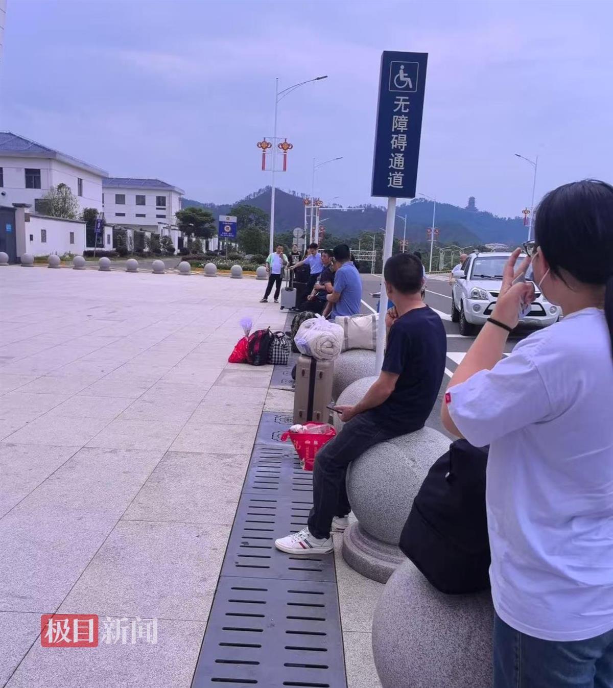 等候的旅客.jpg