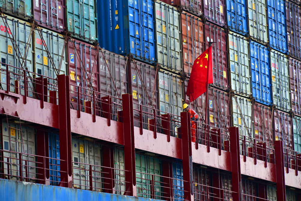 4月30日，工人在“中远新宁波”轮船尾进行货柜堆放安全检查。新华社记者 李紫恒 摄