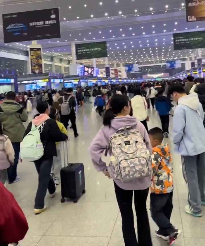 12日清晨的成都东站