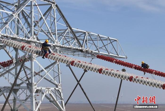 2025年4月30日，在新疆哈密市淖毛湖镇，新疆送变电公司员工正在对哈密一重庆&plusmn;800千伏特高压直流输电线路工程进行验收。张利民 摄