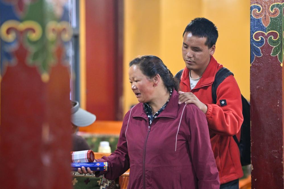2025年10月12日，达瓦次仁（右）和大姨子普布一起在拉萨一处茶馆推销产品。
