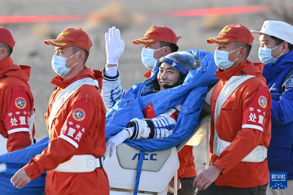 11月14日,载着神舟二十号航天员乘组的神舟二十一号载人飞船返回舱在东风着陆场成功着陆。这是航天员陈中瑞安全顺利出舱。新华社记者 李志鹏 摄