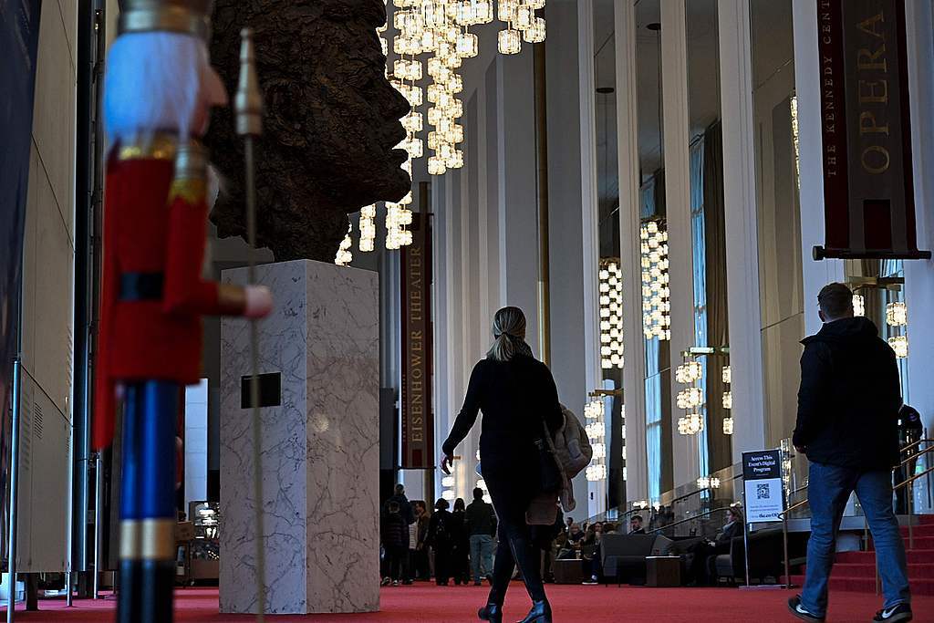 12月26日,美国华盛顿,人们参观肯尼迪表演艺术中心。(视觉中国)