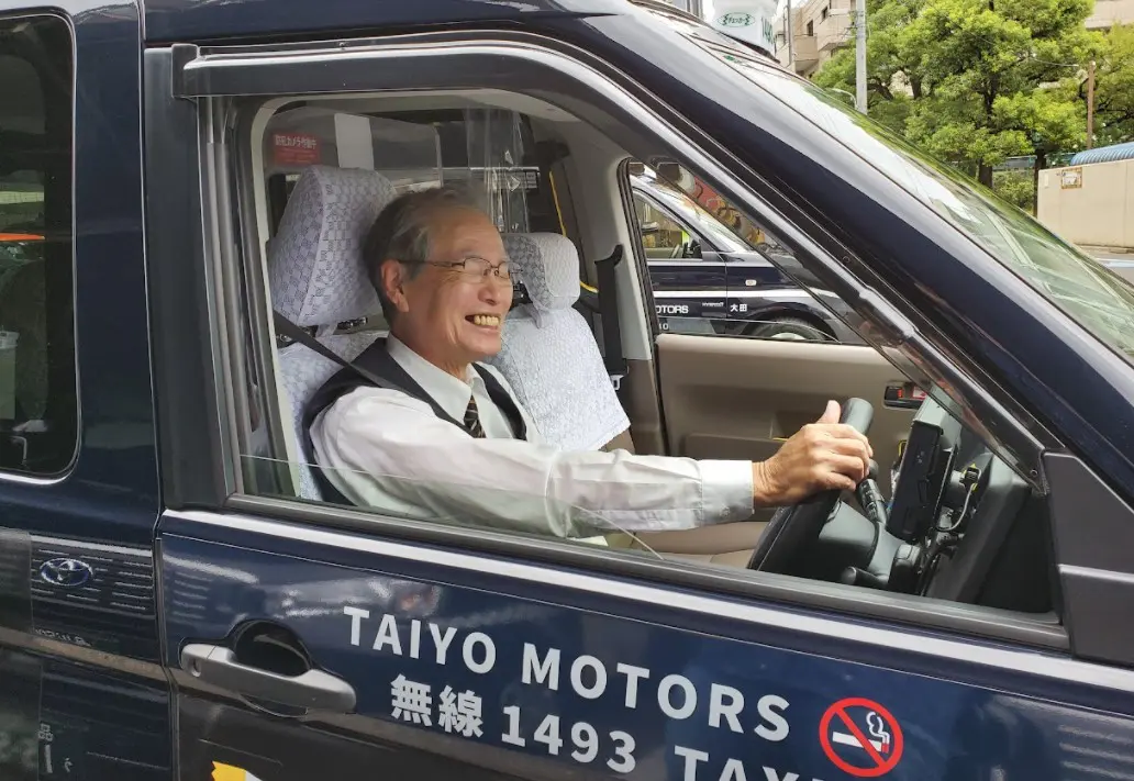 在日本,经常能看到白发苍苍的出租车司机。(图/每日新闻)
