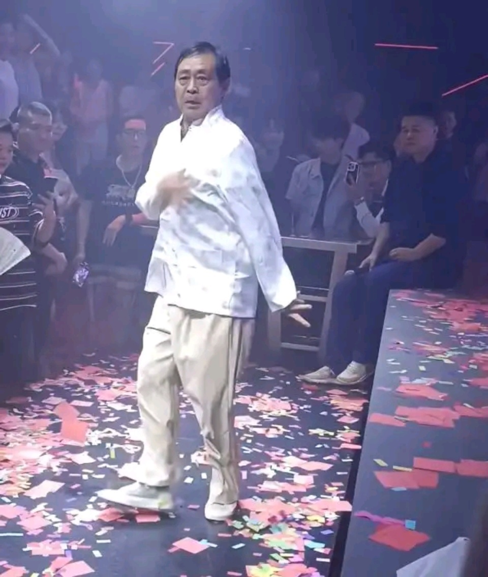 _73岁马保国不讲武德！擂台比武被秒杀太丢人 恼羞成怒用手抓对手脸_73岁马保国不讲武德！擂台比武被秒杀太丢人 恼羞成怒用手抓对手脸