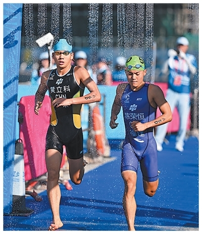 运动员在十五运会铁人三项混合接力赛中。　